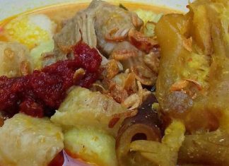 Bukan Cuma Lontong Tunjang! Warung Ini Juga Sedia Rendang Daging yang Super Enak
