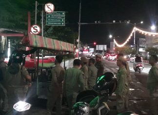 PKL DI DAERAH MILIK JALAN SOEPRAPTO PINDAHKAN DAGANGAN USAI DITERTIBKAN SATPOL PP KOTA BENGKULU
